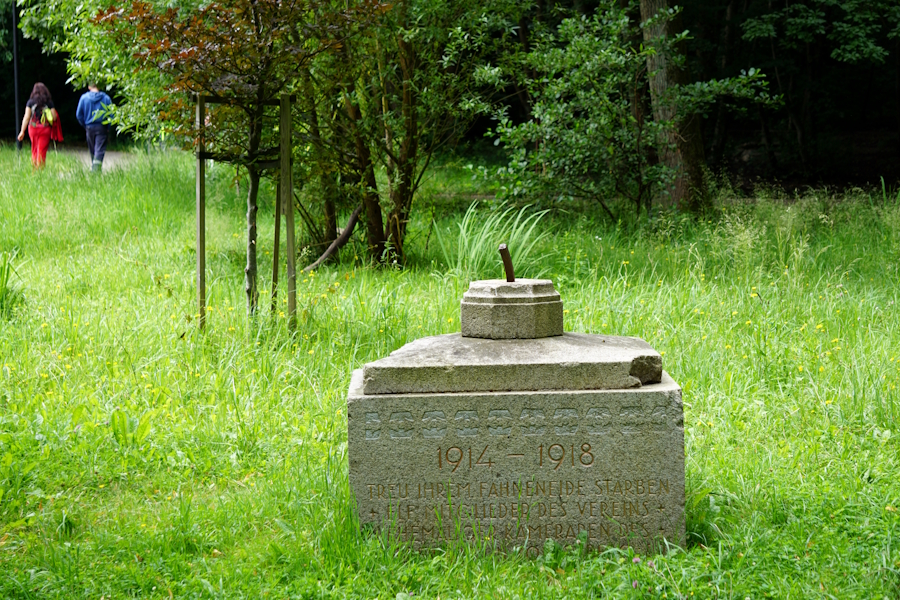 Постамент мемориала с датами 1914–1918